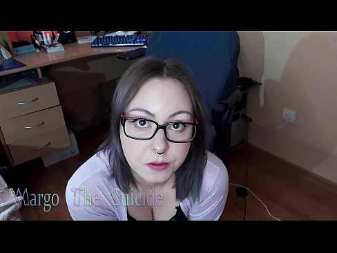 ❤️ Neska sexy betaurrekoekin dildoa zurrupatzen du kameraren aurrean ❌ Porno gugan ☑