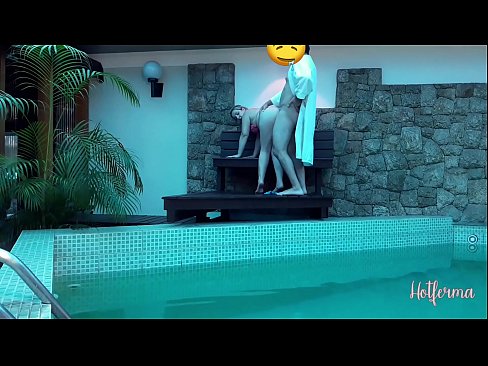 ❤️ Boss neskamea igerilekura gonbidatzen du, baina ezin izan dio beroari eutsi ❌ Porno gugan ☑