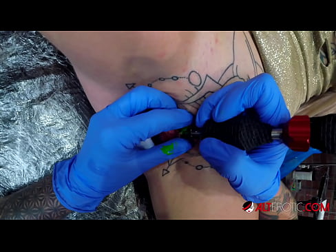 ❤️ Sully Savage-k izugarri tatuatu zuen klitorian tatuaje bat egin zuen ❌ Porno gugan ☑