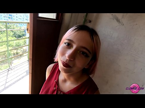 ❤️ Ikasle sentsuak arrotz bat zurrupatzen du kanpoaldean - Cum On His Face ❌ Porno gugan ☑
