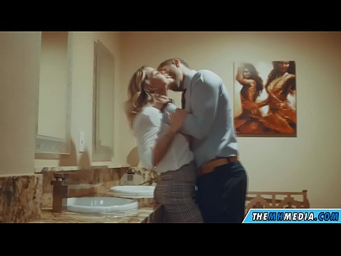 ❤️ Ilehoria busti batek komun publiko batean seduzitzen zaituenean ❌ Porno gugan ☑
